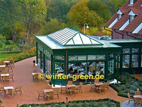 Orangerie-Wintergarten für die Gastronomie (Hotel-Restaurant) mit Säulen.
